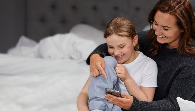 Pjama-bedwetting-alarm-7872-fix Mamma och barn tittar på Pjama appen