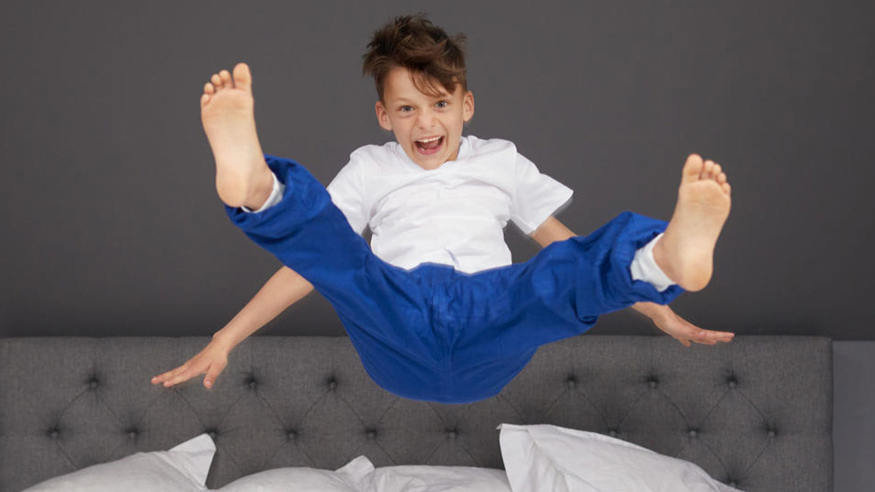 Pjama-boy-jumping-960x540 Pjama sängvätningsbyxor